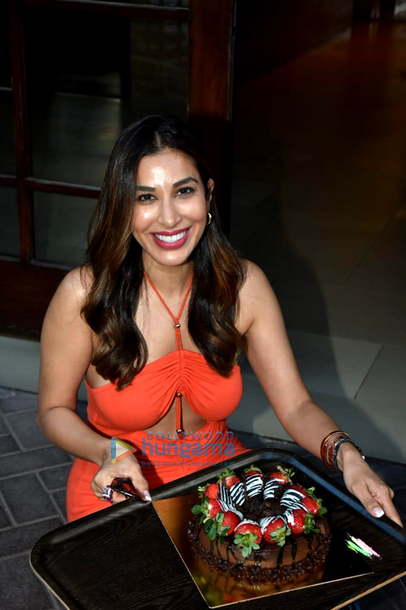 photos sophie choudry snapped cutting her birthday cake 3
