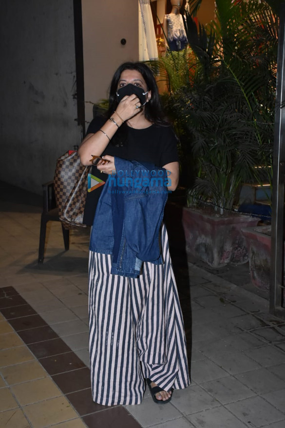 photos suhana khan who is rumoured to make her debut with the indian adaptation of archies spotted outside a dance class in khar with filmmaker zoya akhtar 3