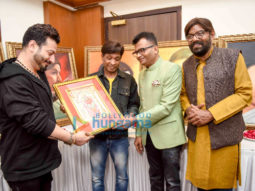 Photos: Sunil Pal, Rishabh Tandon, Shikha Malhotra, Sakshi Holka grace Aneel Murarka’s painting exhibition featuring portraits of the late Lata Mangeshkar