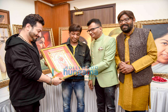 Photos: Sunil Pal, Rishabh Tandon, Shikha Malhotra, Sakshi Holka grace Aneel Murarka’s painting exhibition featuring portraits of the late Lata Mangeshkar Photos: Sunil Pal, Rishabh Tandon, Shikha Malhotra, Sakshi Holka grace Aneel Murarka’s painting exhibition featuring portraits of the late Lata Mangeshkar