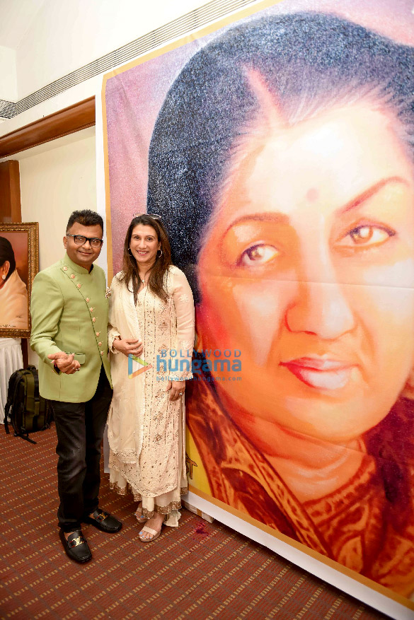 photos sunil pal rishabh tandon shikha malhotra sakshi holka grace aneel murarkas painting exhibition featuring portraits of the late lata mangeshkar 5