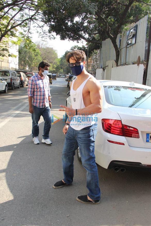 photos tiger shroff keeps it casual as he gets spotted in the city 3