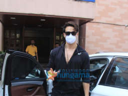 Photos: Tiger Shroff snapped in an all-black outfit outside a dubbing studio in Andheri