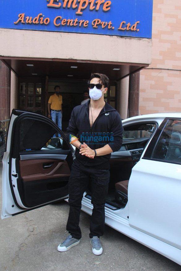 photos tiger shroff snapped in an all black outfit outside a dubbing studio in andheri 2 photos tiger shroff snapped in an all black outfit outside a dubbing studio in andheri 2