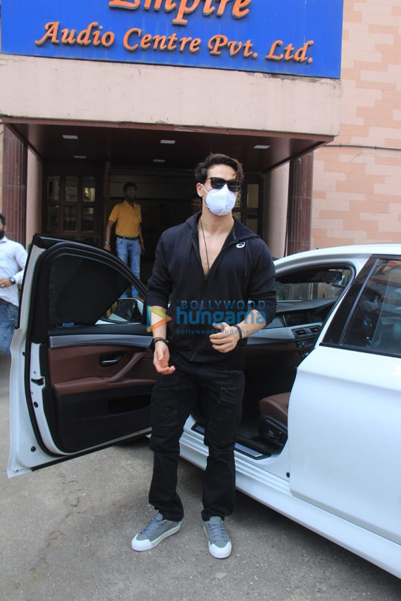 photos tiger shroff snapped in an all black outfit outside a dubbing studio in andheri 3
