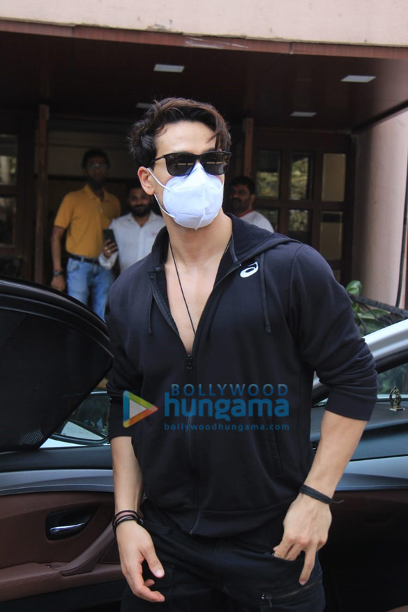 photos tiger shroff snapped in an all black outfit outside a dubbing studio in andheri 4