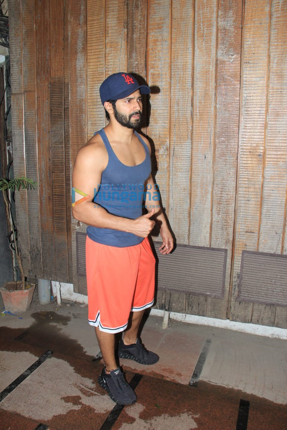 photos varun dhawan sports a ganji and shorts as he gets spotted in juhu 1