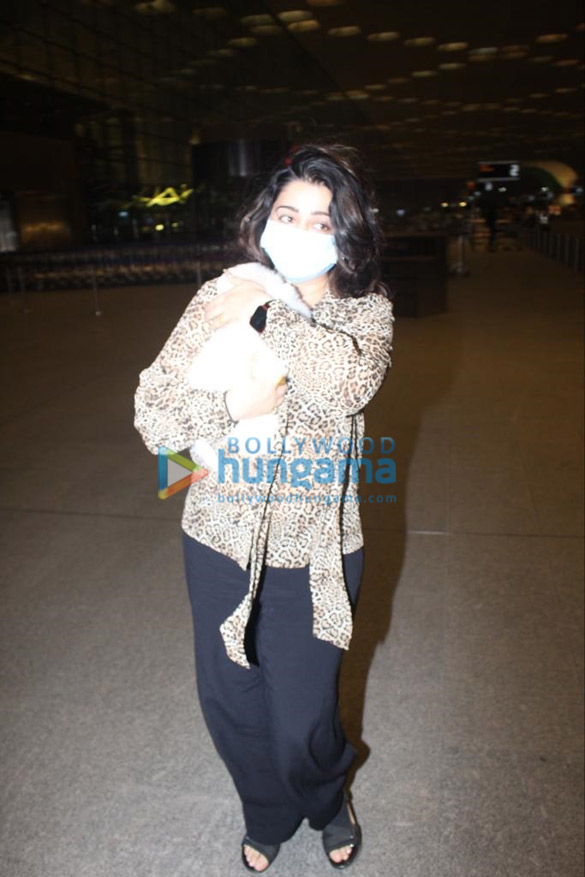 photos vijay deverakonda and charmy kaur snapped at the airport 2