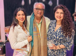 Boney Kapoor poses for a picture-perfect moment with daughters Anshula and Khushi Kapoor; gets photobombed by Anil Kapoor