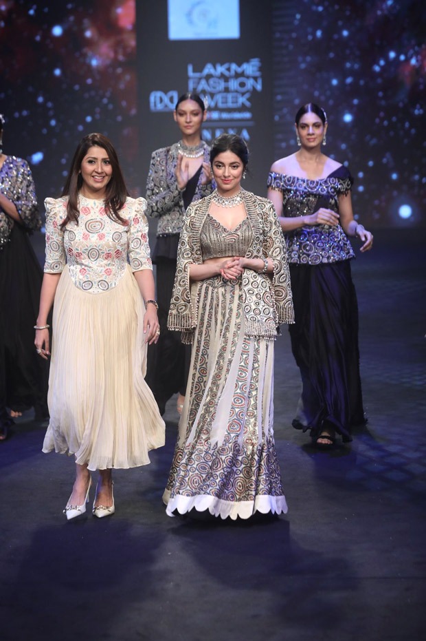 Divya Khosla Kumar dons a regal lehenga as she turns showstopper at Lakme Fashion Week
