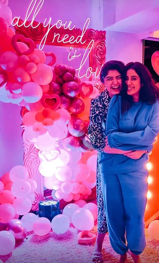 Janhvi Kapoor turns 25; Khushi, Boney, Anshula throw an intimate birthday bash, see photos Janhvi Kapoor turns 25; Khushi, Boney, Anshula throw an intimate birthday bash, see photos