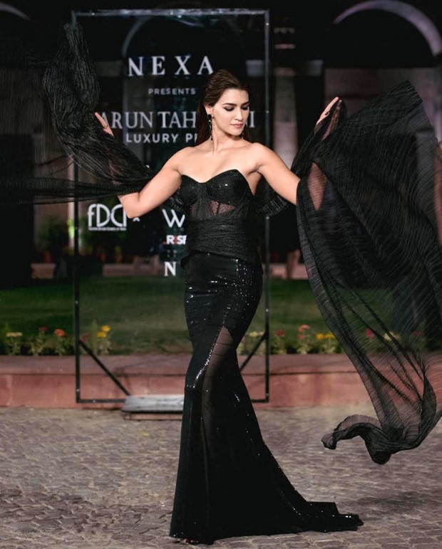 Kriti Sanon serves sultry elegance in strapless black top and mermaid style skirt by Tarun Tahiliani at Lakme Fashion Week