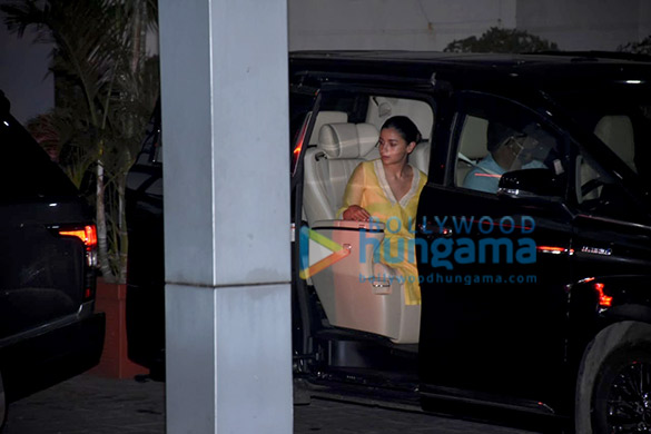 photos aamir khan and alia bhatt snapped at the private airport in kalina 4