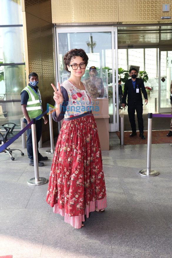 Photos: Actors Kangana Ranaut and Kiara Advani spotted at the airport