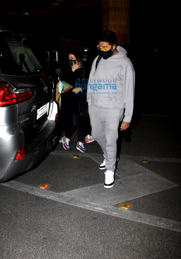Photos: Aishwarya Rai Bachchan, Abhishek Bachchan, Aaradhya Bachchan and others snapped at the airport