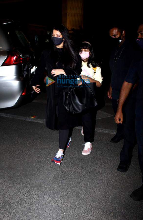 photos aishwarya rai bachchan abhishek bachchan aaradhya bachchan and diana penty snapped at the airport 3