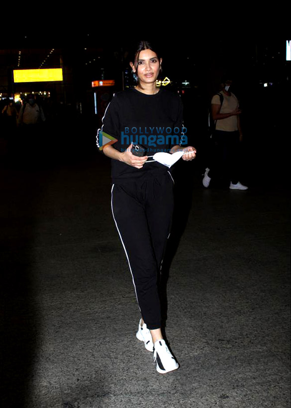 photos aishwarya rai bachchan abhishek bachchan aaradhya bachchan and diana penty snapped at the airport 5