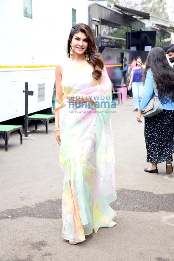 photos akshay kumar kriti sanon jacqueline fernandez arshad warsi and farhad samji snapped on sets of the kapil sharma show promoting their soon to release film bachchhan paandey 3