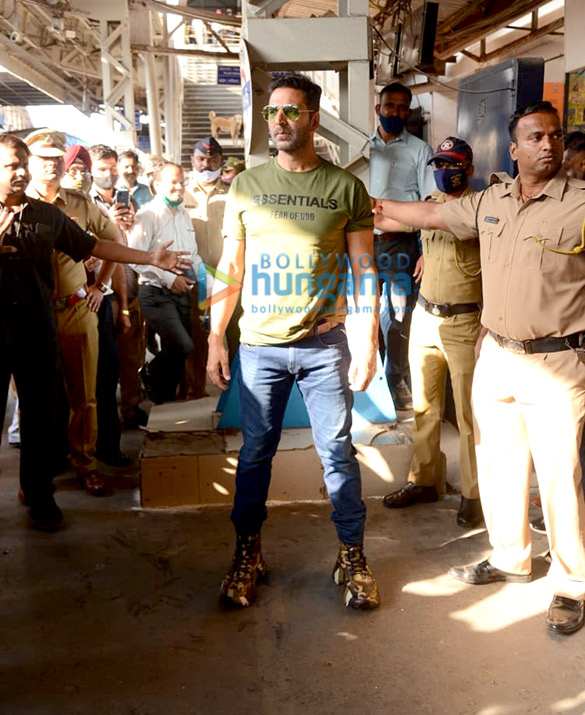 Photos: Akshay Kumar, Kriti Sanon, Jacqueline Fernandez, Arshad Warsi and others spotted at Borivali Station as they board a train to Delhi Photos: Akshay Kumar, Kriti Sanon, Jacqueline Fernandez, Arshad Warsi and others spotted at Borivali Station as they board a train to Delhi