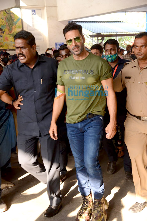 photos akshay kumar kriti sanon jacqueline fernandez arshad warsi and others spotted at borivali station as they board a train to delhi 2