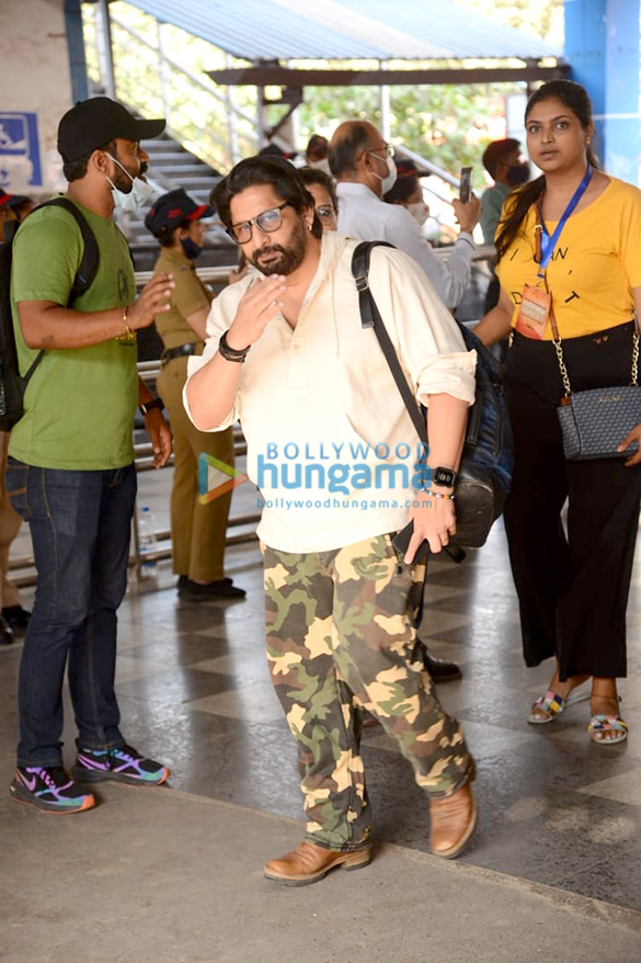 photos akshay kumar kriti sanon jacqueline fernandez arshad warsi and others spotted at borivali station as they board a train to delhi 4