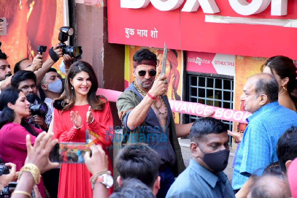 photos akshay kumar kriti sanon and jacqueline fernandez open the advance bookings for bachchhan paandey at gaiety galaxy 5