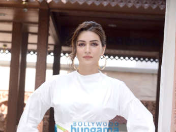 Photos: Akshay Kumar and Kriti Sanon strike a pose in Delhi as they promote their film Bachchhan Paandey