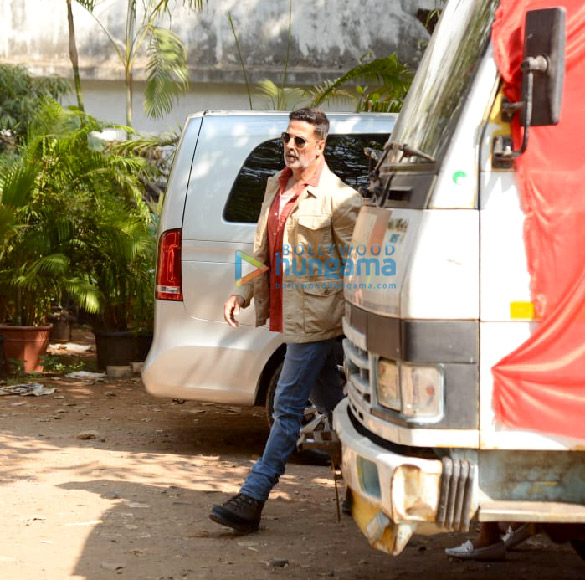 photos akshay kumar flags off the bachchhan paandey truck from the sun n sand hotel in juhu 5