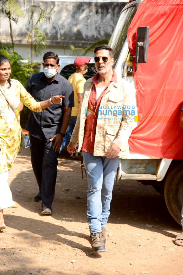 photos akshay kumar flags off the bachchhan paandey truck from the sun n sand hotel in juhu