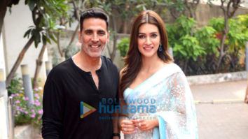 Photos: Akshay Kumar spotted in grey athleisure wear, Kriti Sanon sports a white saree as they promote their film Bachchhan Paandey on the sets of Hunarbaaz – Desh Ki Shaan
