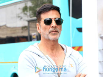 Photos: Akshay Kumar spotted in grey athleisure wear, Kriti Sanon sports a white saree as they promote their film Bachchhan Paandey on the sets of Hunarbaaz - Desh Ki Shaan
