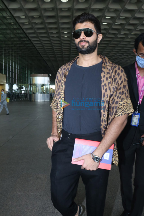 photos alaya f vijay deverakonda charmi kaur and others snapped at the airport 5