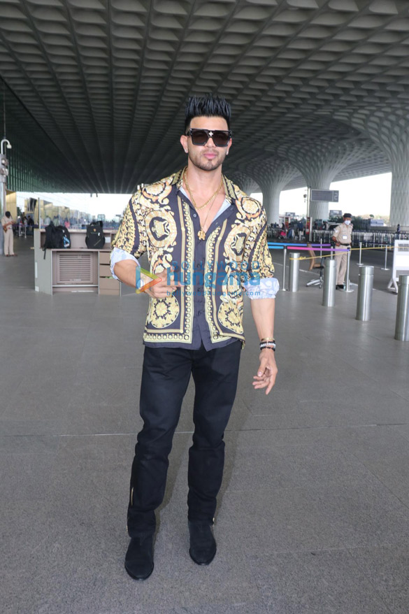 photos alaya f vijay deverakonda charmi kaur and others snapped at the airport 6