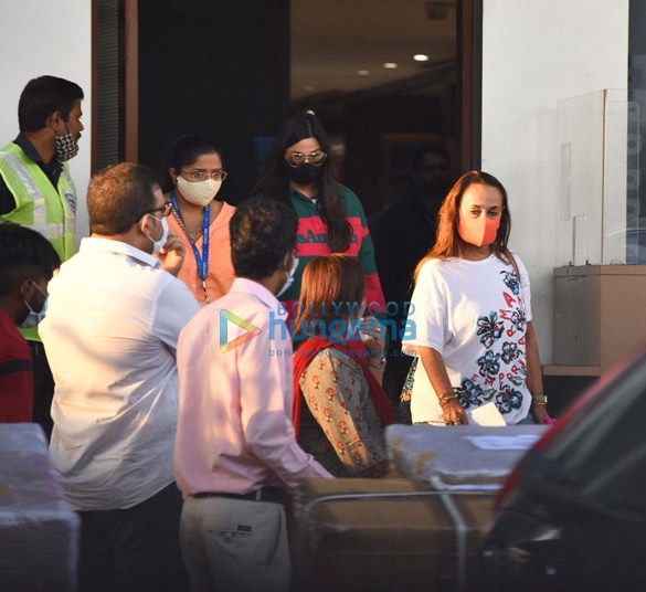 photos alia bhatt snapped with shaheen bhatt and soni razdan at the private airport in kalina as they return from their vacation in the maldives 2