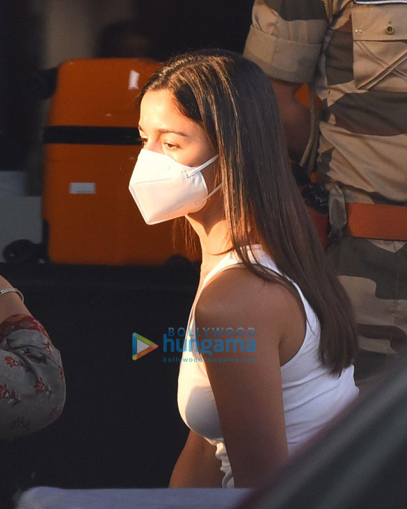 photos alia bhatt snapped with shaheen bhatt and soni razdan at the private airport in kalina as they return from their vacation in the maldives 3