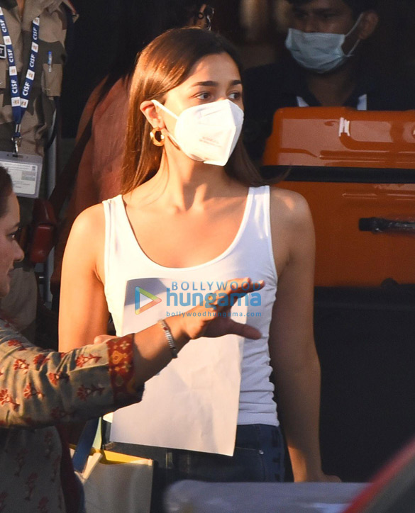 photos alia bhatt snapped with shaheen bhatt and soni razdan at the private airport in kalina as they return from their vacation in the maldives 4