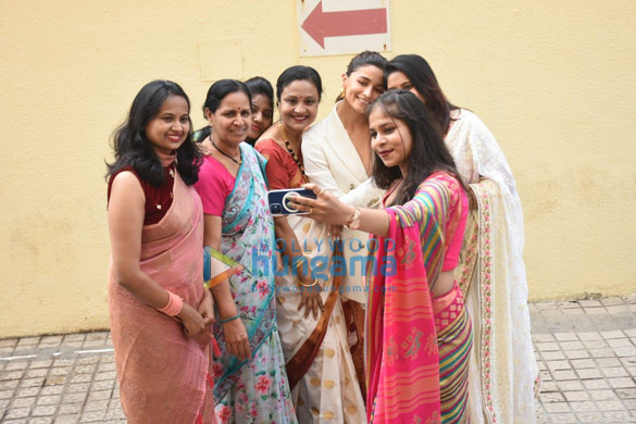 photos alia bhatt spotted doing the gangubai namaste with female fans on womens day in juhu 9