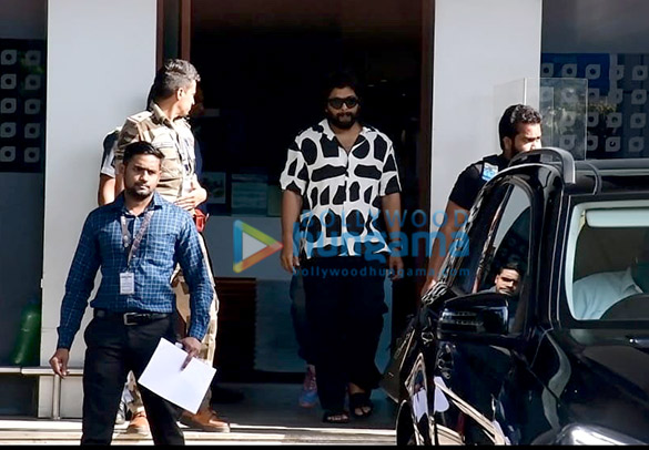 Photos: Allu Arjun, Kareena Kapoor Khan & Karisma Kapoor with their kids spotted at Kalina airport Photos: Allu Arjun, Kareena Kapoor Khan & Karisma Kapoor with their kids spotted at Kalina airport
