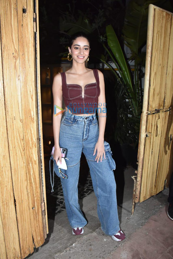 photos ananya panday steps out in style on monday night for dinner with parents chunky pandey and bhavana pandey at bastian in bandra 4
