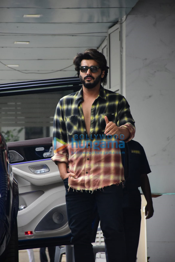 photos arjun kapoor spotted in bandra 5