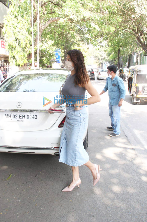 photos jacqueline fernandez spotted outside a salon in bandra 4