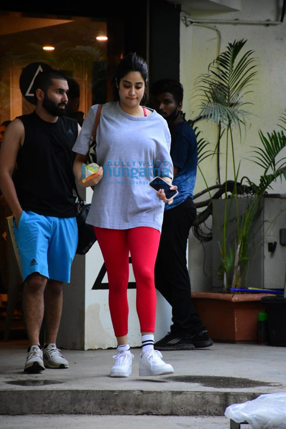 photos janhvi kapoor spotted in bandra 3 3