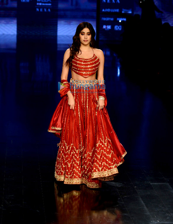 photos janhvi kapoor walks for punit palana at lakme fashion week 2022 2