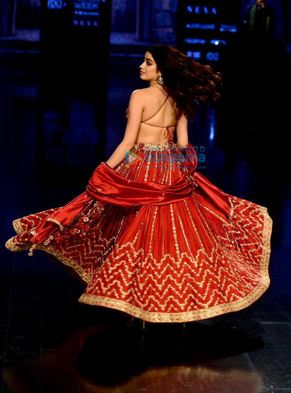 photos janhvi kapoor walks for punit palana at lakme fashion week 2022 4