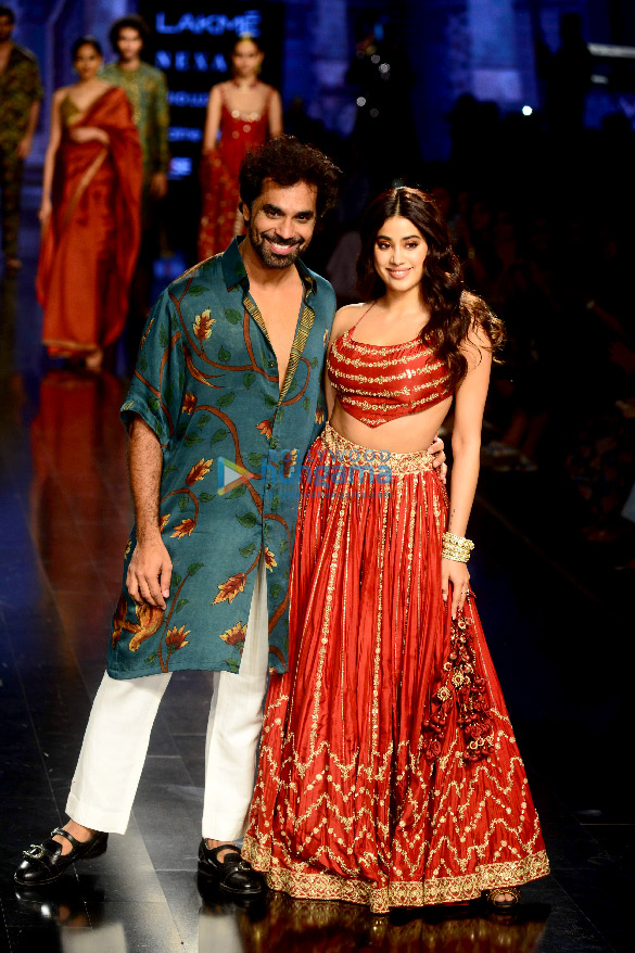 photos janhvi kapoor walks for punit palana at lakme fashion week 2022 5