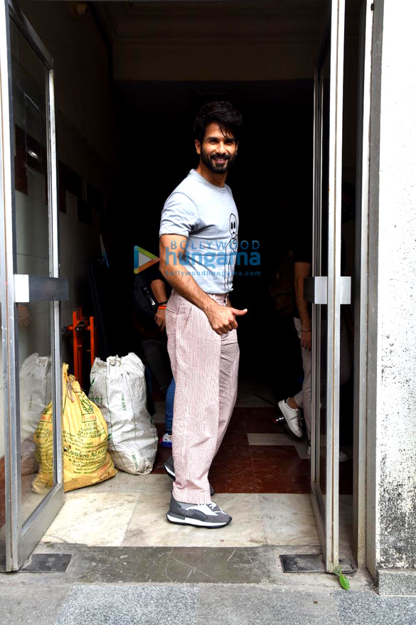 photos jersey stars shahid kapoor and mrunal thakur snapped in town 2