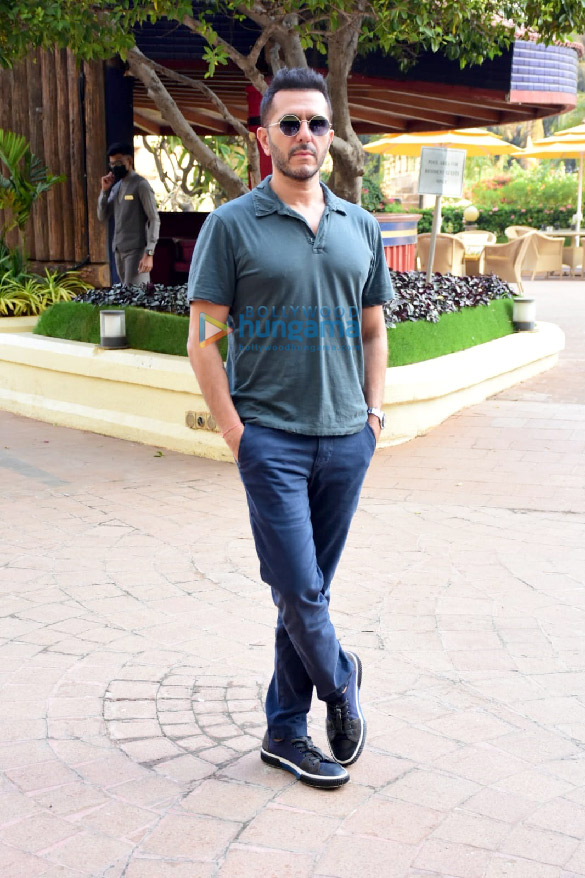 photos juhi chawla and ritesh sidhwani spotted at taj 6
