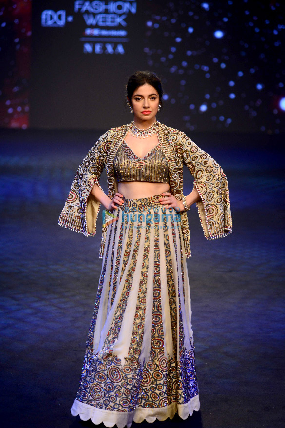 photos kangana ranaut pooja hegde nargis fakhri and others walk the ramp at lakme fashion week 2021 4