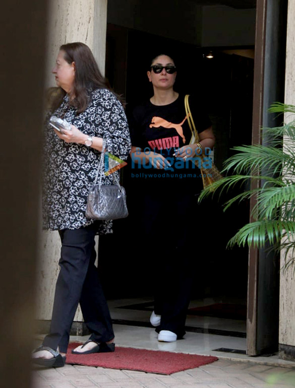 photos kareena kapoor khan spotted in bandra with her mother babita 1