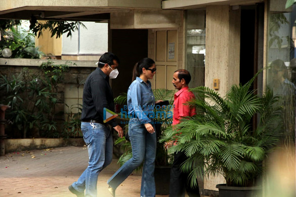 photos kareena kapoor khan spotted in an all denim look in bandra 4